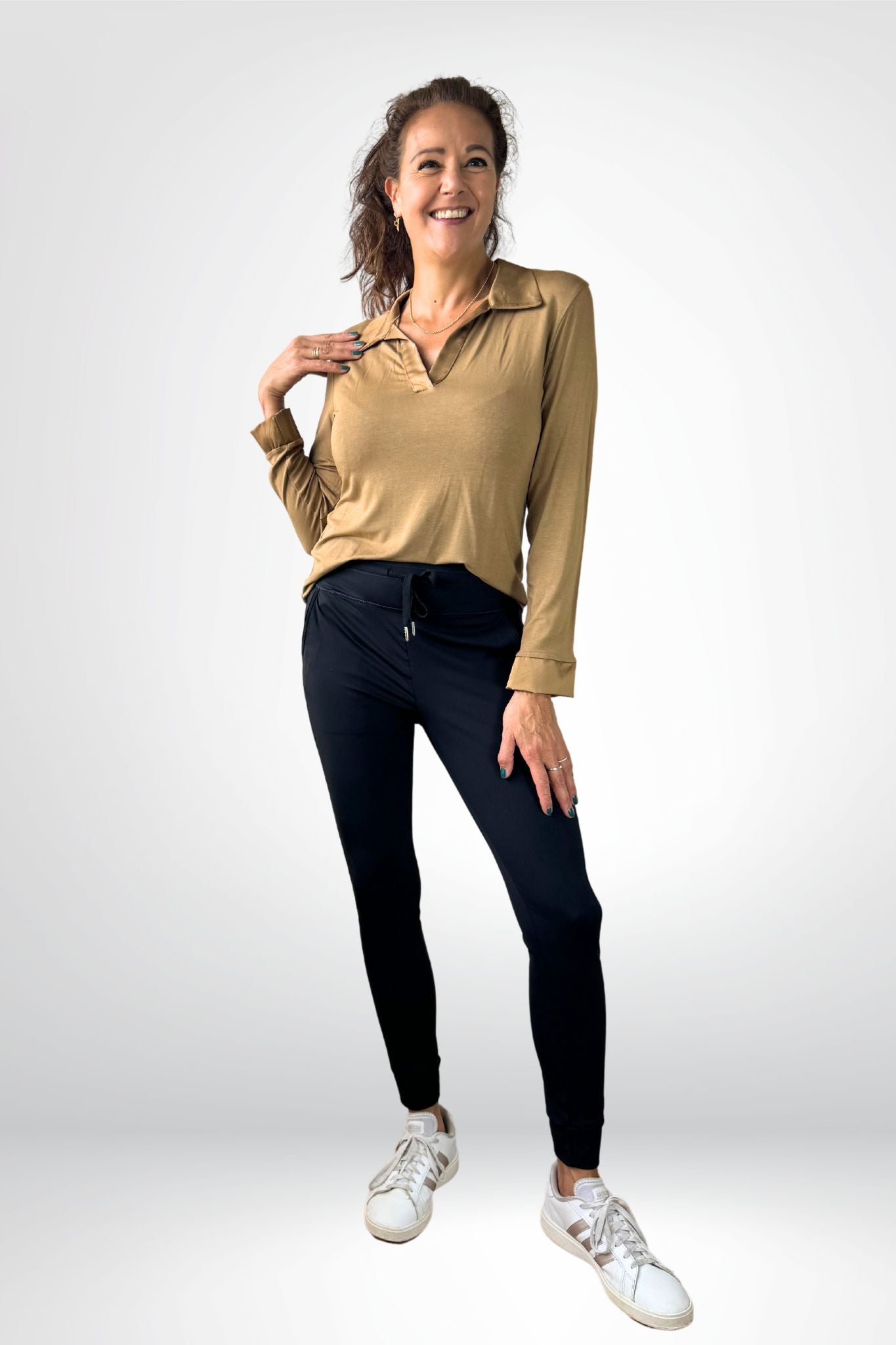Soepele blouse met glanzende kraag en manchetten (verkrijgbaar in twee kleuren)