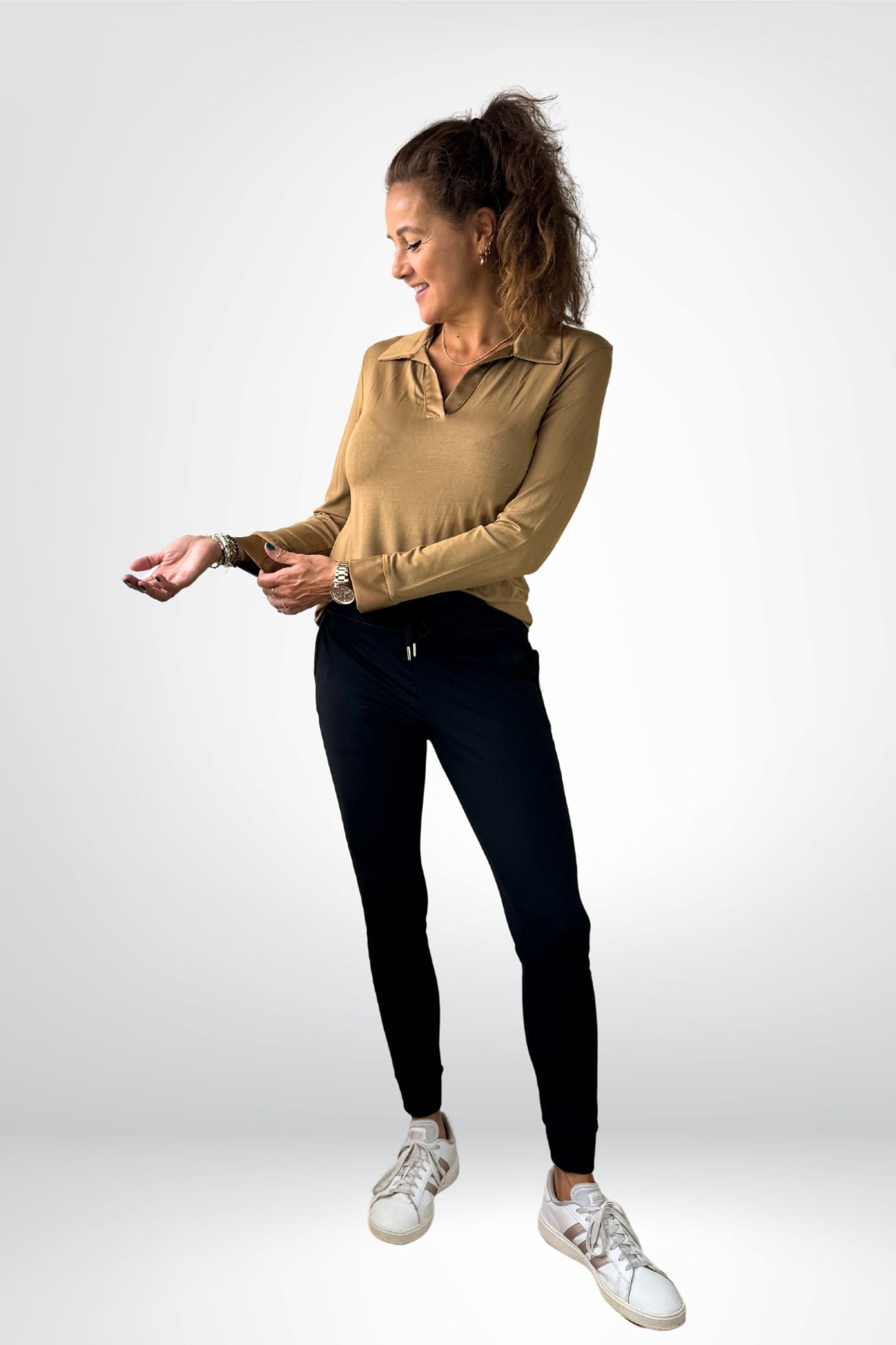 Soepele blouse met glanzende kraag en manchetten (verkrijgbaar in twee kleuren)