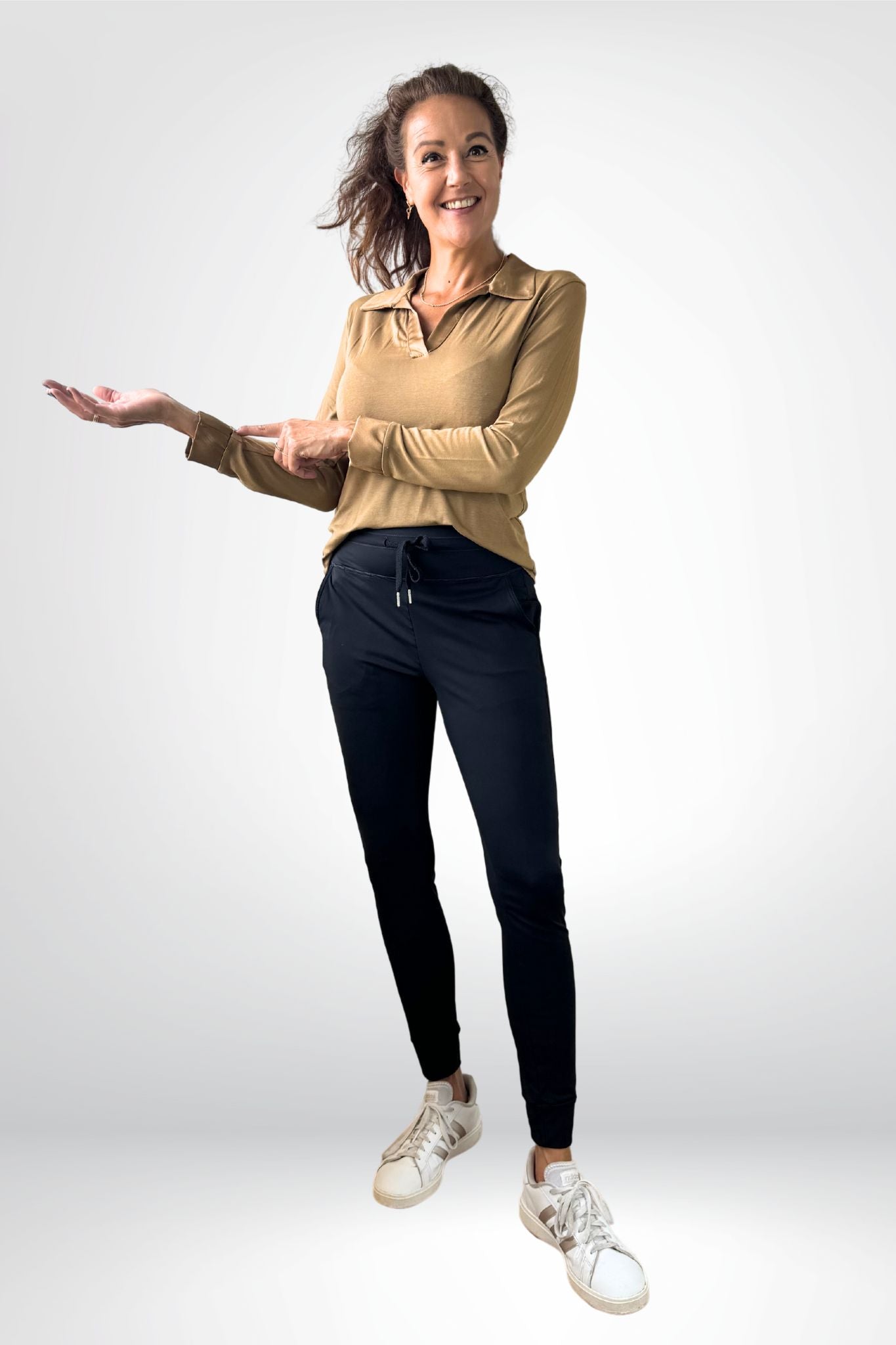 Soepele blouse met glanzende kraag en manchetten (verkrijgbaar in twee kleuren)