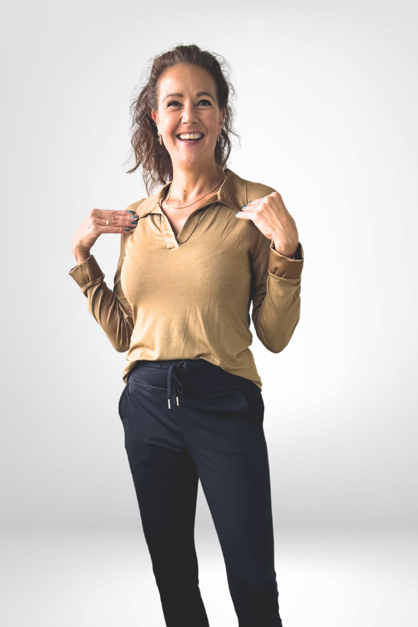 Soepele blouse met glanzende kraag en manchetten (verkrijgbaar in twee kleuren)