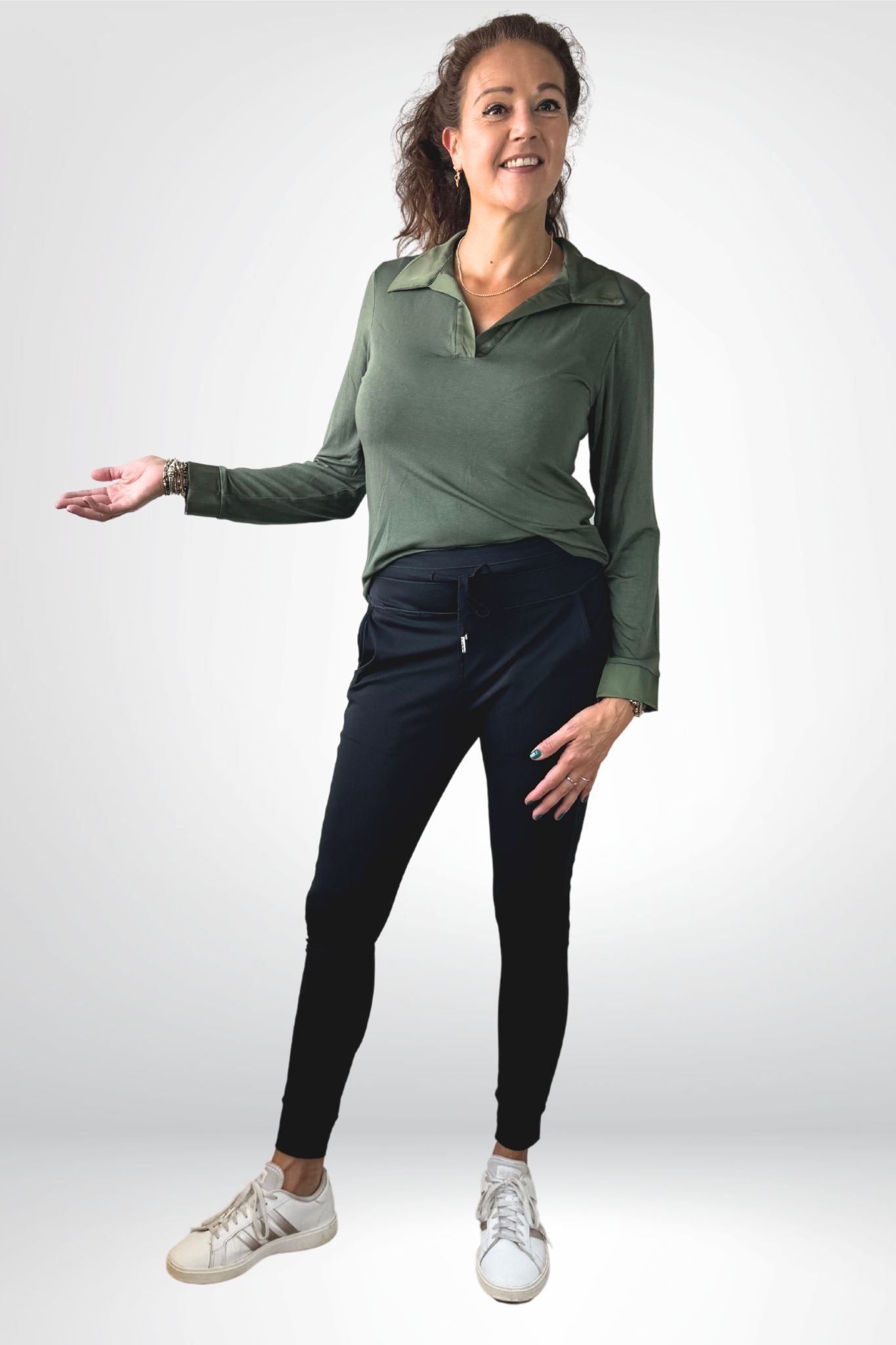 Soepele blouse met glanzende kraag en manchetten (verkrijgbaar in twee kleuren)