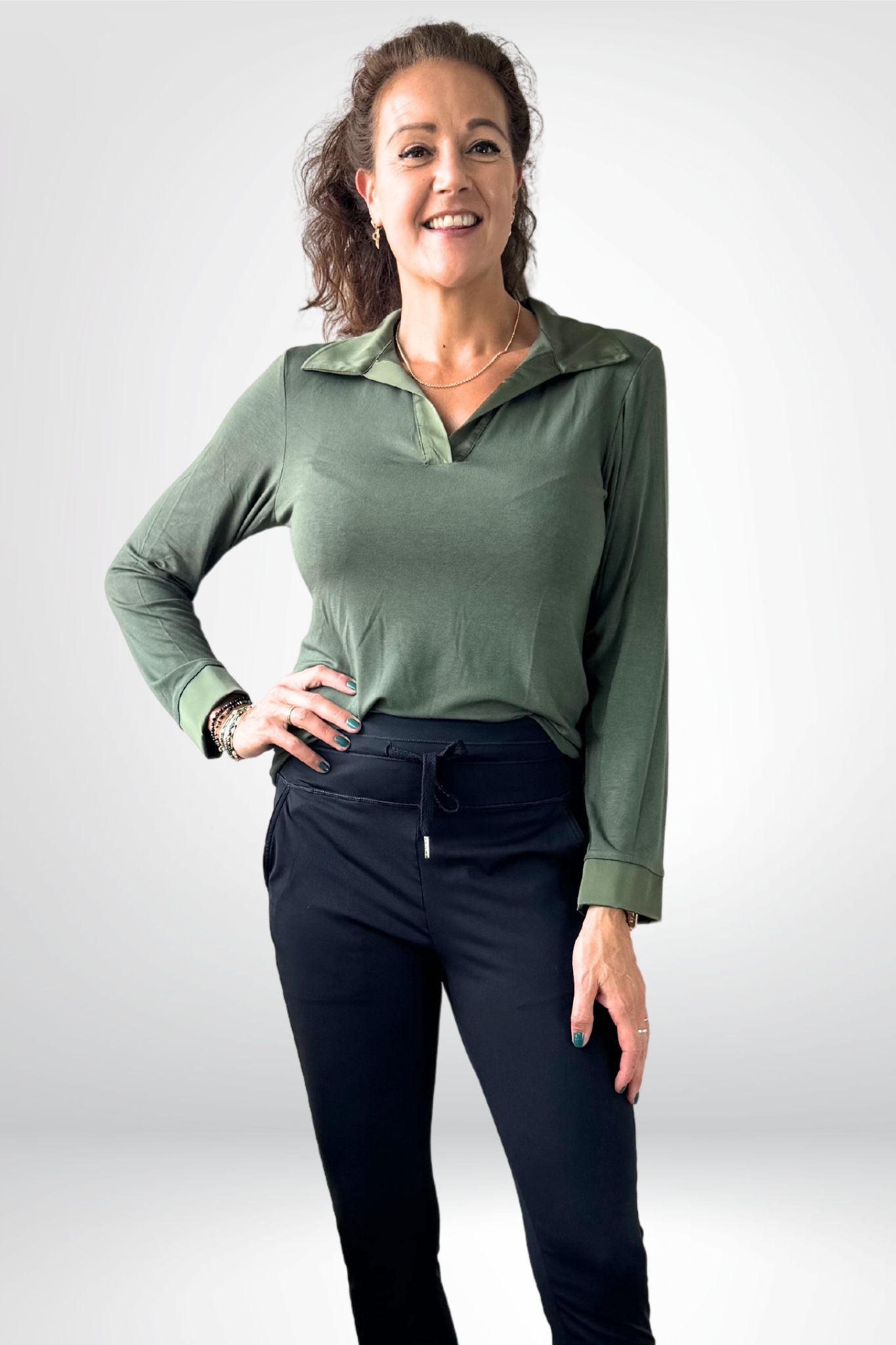 Soepele blouse met glanzende kraag en manchetten (verkrijgbaar in twee kleuren)