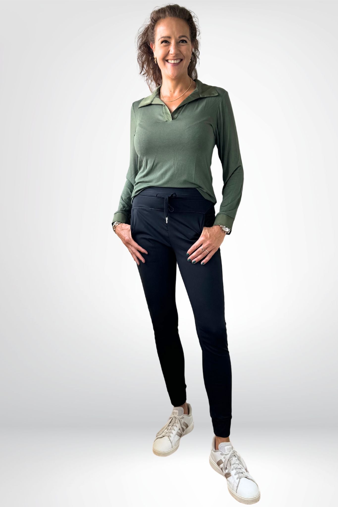 Soepele blouse met glanzende kraag en manchetten (verkrijgbaar in twee kleuren)
