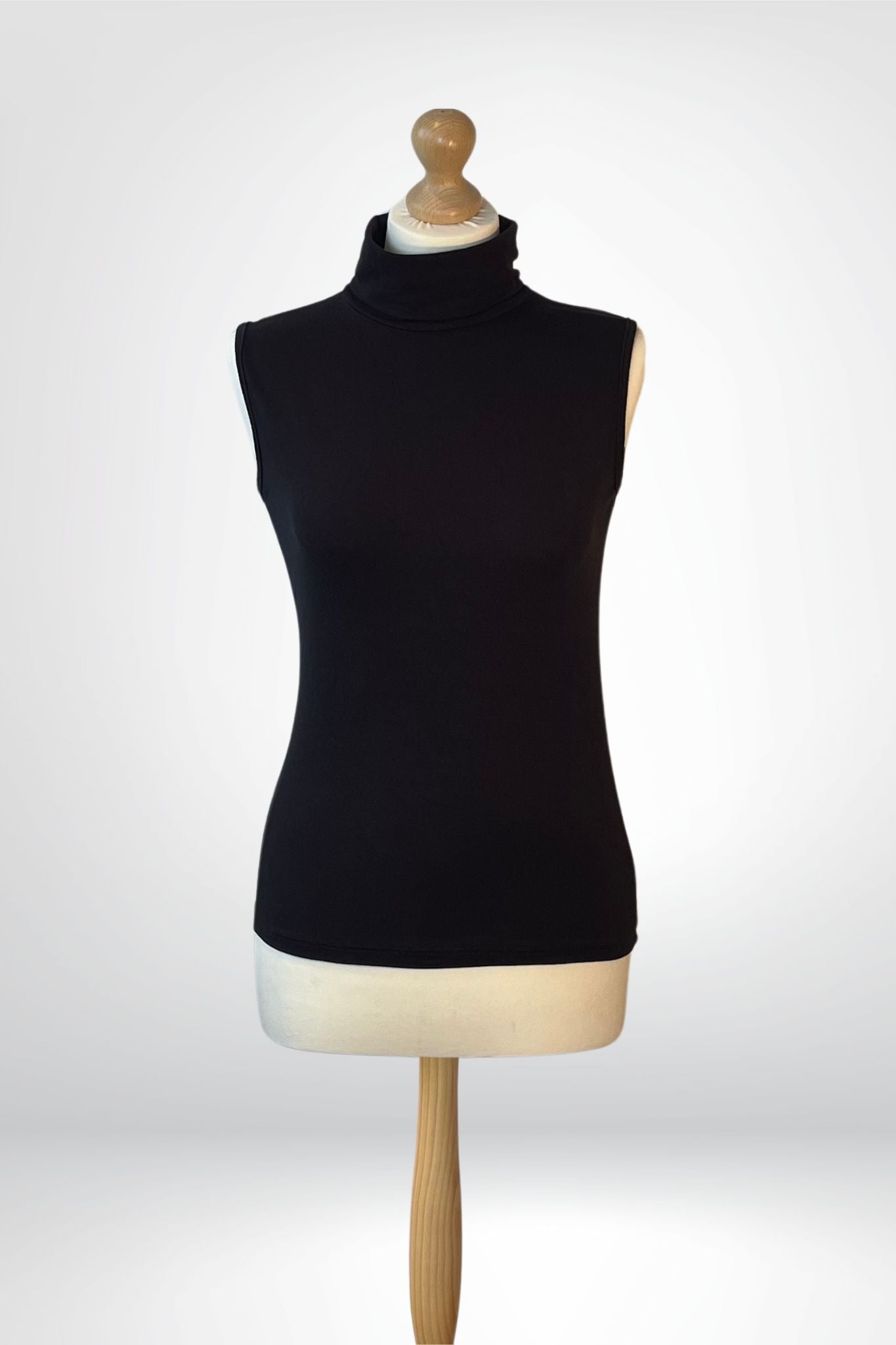 Top zwart met col op pop Sourí Fashion