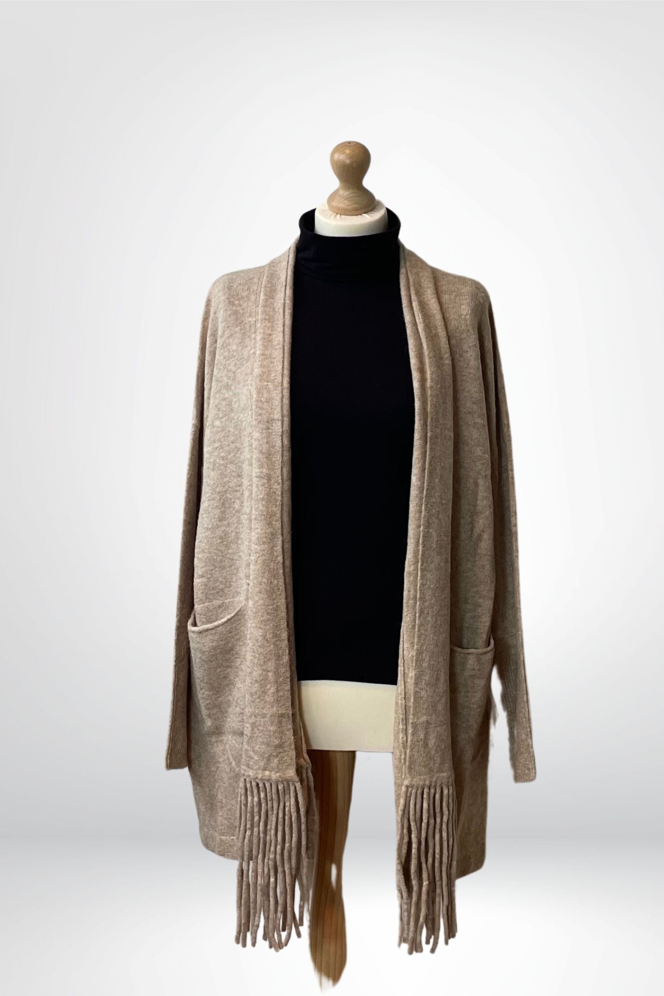 Top zwart met col onder vest met franje Sourí Fashion