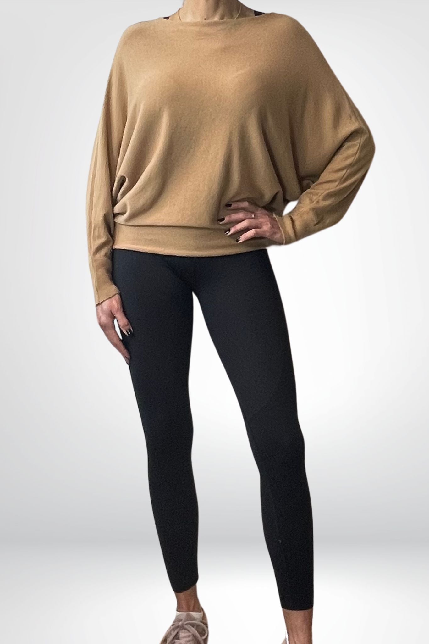 Vlindertrui camel op zwarte broek Sourí Fashion