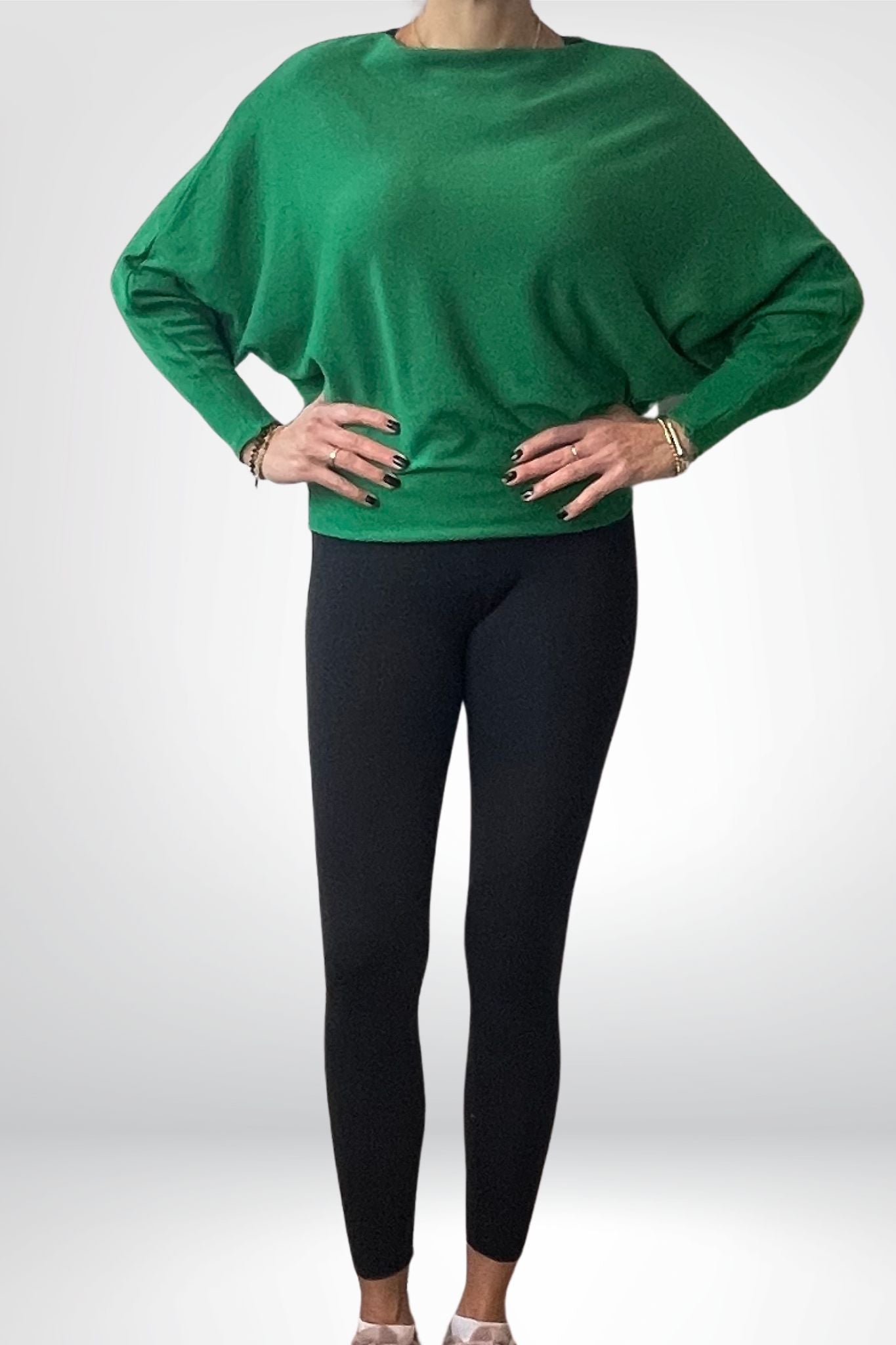 Vlindertrui groen 5 op zwarte broek Sourí Fashion